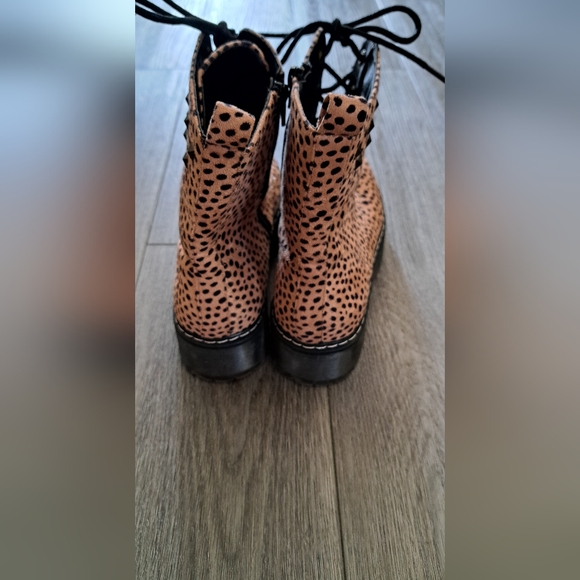 UnionBay Women's Leppard print boots, with studding and chunky soles. Size 10 - Picture 4 of 7